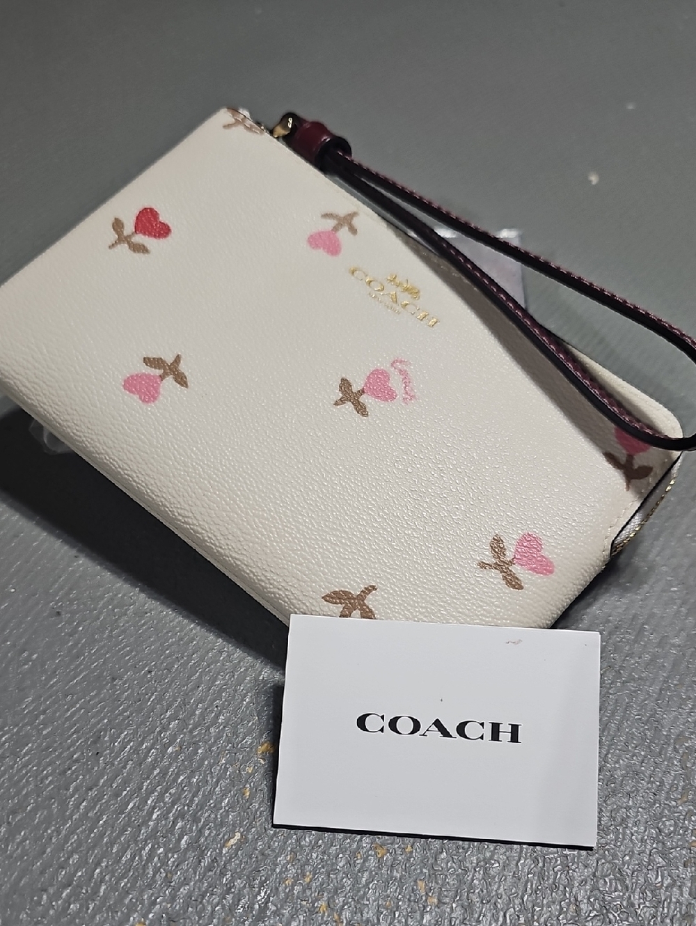 Coach C3300 Corner Zip Wristlet In Floral Heart Print